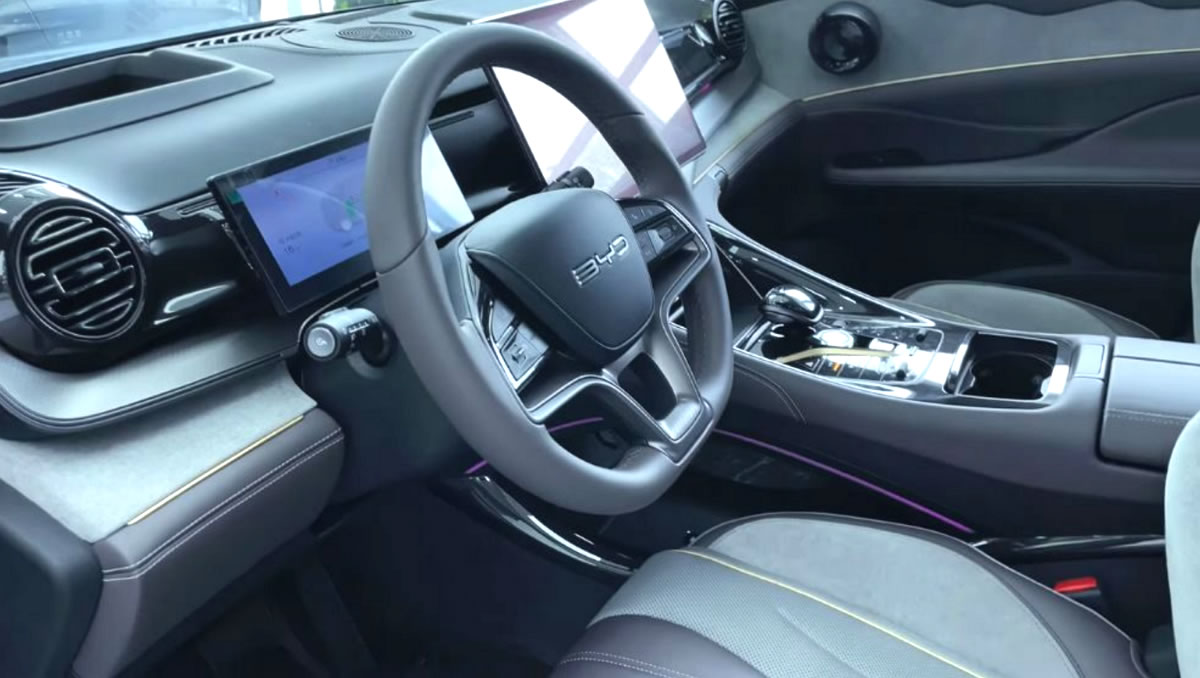 Вид салона автомобиля BYD Frigate 07 сбоку